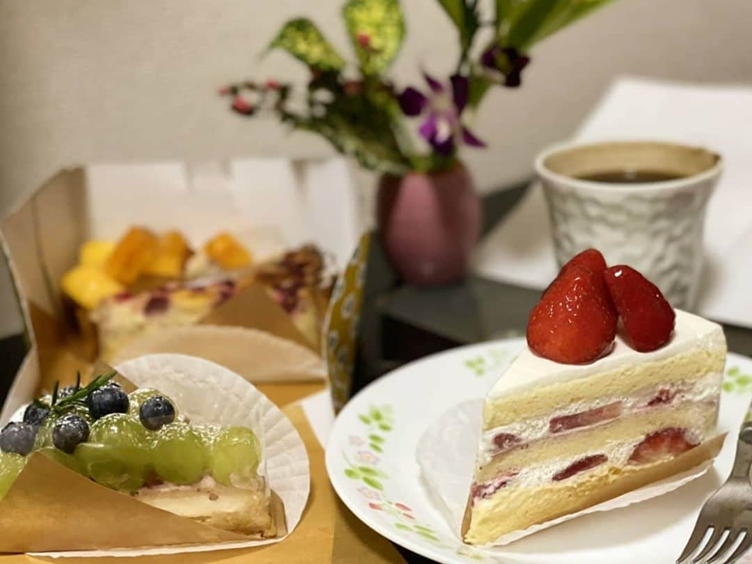 松浦麻里奈さんのインスタグラム写真 - (松浦麻里奈Instagram)「小さなときめきが週末に届く😍👍 お花の定期便 @bloomeelife　🤗  おやつタイムと共に。 一瞬にして食卓が明るくなった(●’3)♡(ε`●) ホッとする時間✨  お花の種類は届いてからのお楽しみ🌸 毎週ワクワクするお花の定期便⊂(・▽・⊂)  明日から月曜日やねー！！ 今年も残り少しだわ😭⚡😭  初回のお花お届けが無料になる ▼▼クーポンコード▼▼  ■クーポンコード：ay ■有効期限：2020年11月31日 . .  #お花 #お花のある暮らし #キャンペーン #campaign #pr #花瓶 #花瓶の花 #Flower  #フラワーアレンジメント#花 #花のある暮らし #花束 #プレゼント #present #cake #presents🎁 #flowers #flowerstagram #プレゼントキャンペーン #無料#デザート #flowerphotography #photographie　#食卓 #ブルーミーライフ #花サブスク#ケーキ #🍰」11月8日 21時59分 - ay114.831m