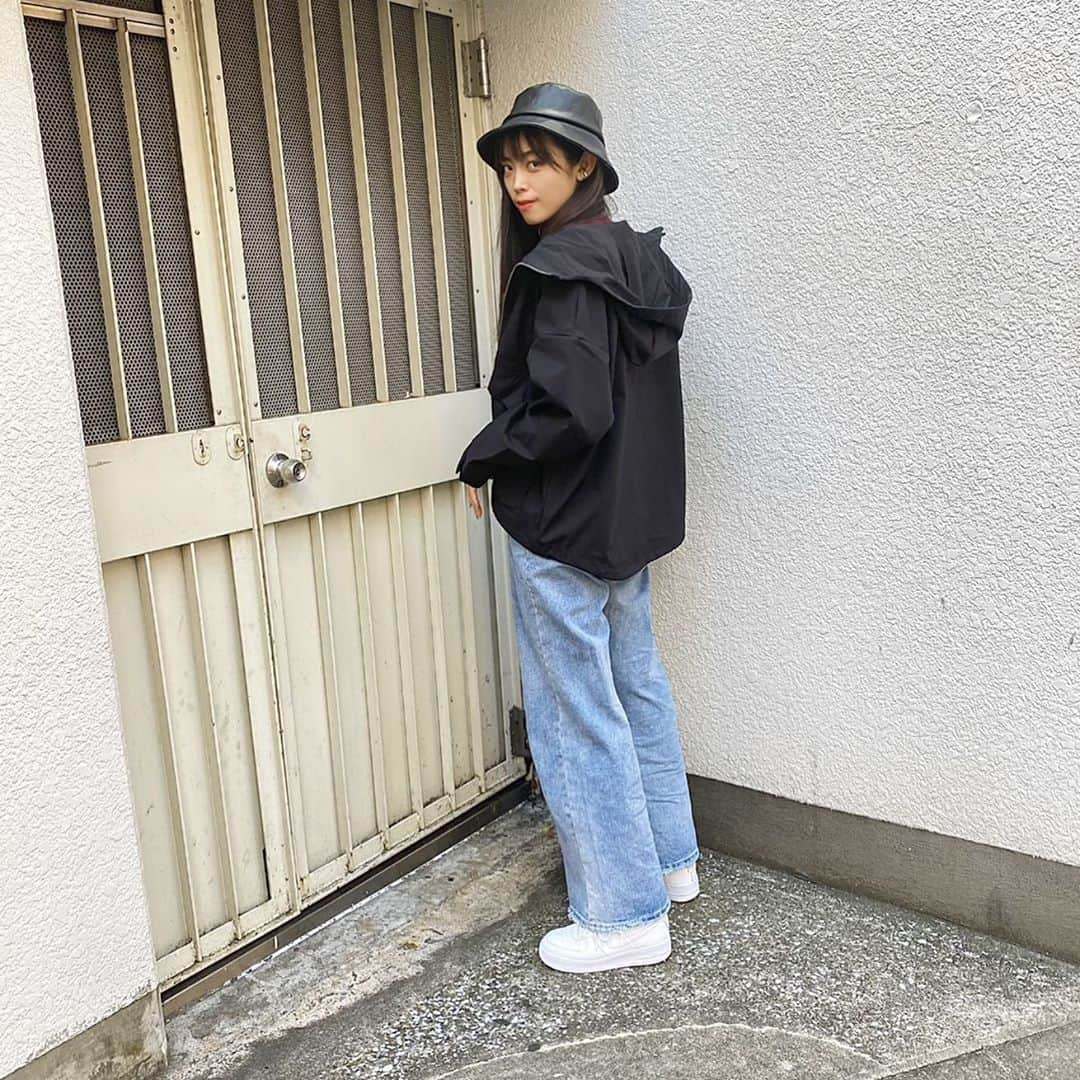 渡辺 さあやさんのインスタグラム写真 - (渡辺 さあやInstagram)「TIGORAの( @tigora_women ) 今の時期にぴったりなマウンテンパーカーをGETしました！！  やっぱり合わせやすいのが一番かなと ブラックにしました🖤  早速、ヘビロテしているので 2コーデをご紹介します🙌🏻  ①デニム✖️ジッパー付ロンT 最近ハマってるのが ちょいダサスタイル！！ スニーカーは大好きな エアフォースワンのオールホワイト👟 そして、トップスの色はボルドーで秋っぽく。 ボルドーなのに小豆色って言われる← 昭和ってだけで小豆色っていうのやめてw それにブラックのマウンテンパーカーを羽織ればグッと大人っぽくなるのでおすすめです😤  ②メッシュワンピース✖️パイソンブーツ マウンテンパーカーってカジュアルになりがちだけど、ブラックを選んでおくとこういう、お食事スタイルにも使える！！ とっても幅広く使えるし 軽くて着心地がよくて暖かい👍🏻 持ってない方は試してみてはいかがでしょうか💓  #tigora #tigora_women #pr #ティゴラ #スポーツデポ #アルペン#ティゴラコーデ#今日のコーデ#いつかのコーデ#コーディネート#秋コーデ#今日の服#シンプルコーデ#ファッション#ふぁっしょん#きょコ#カジュアルコーデ#おしゃれ#おしゃれ女子#olコーデ#大人カジュアル#カジュアルコーデ#ママコーデ」11月8日 21時59分 - saaya_love