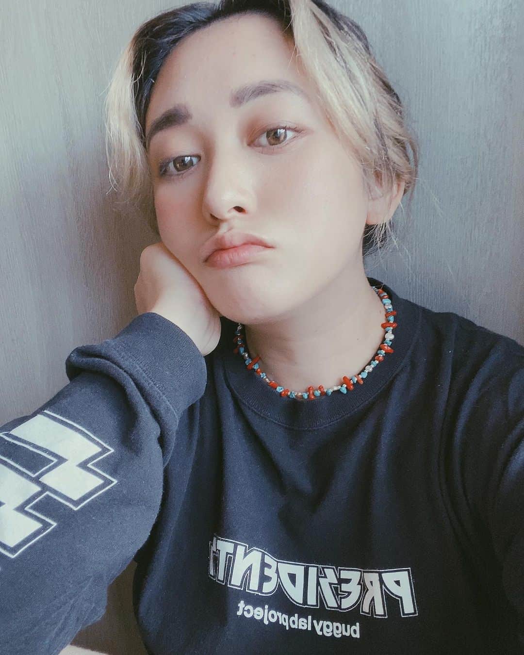Saki さんのインスタグラム写真 - (Saki Instagram)「@topazz.topazz  のチョーカー風ネックレスで 今日はお出かけ❤️💙  ぜーんぶ違うくて、めちゃ可愛いから見てみてね🌼🌈  @gosakicchi  が私イメージして作ってくれたんかな？😊 赤と青の組み合わせめちゃ好き💙❤️💙❤️Thanks🦋  自撮り🤳🏻してたら なにしても盛れへんし 髪くくったまま撮ってみたり、 おろしてみたり、 なにしとんねん、私は😂😓笑  一枚選ぶの悩んで全て載せてるわ😂」11月8日 22時00分 - saki1011