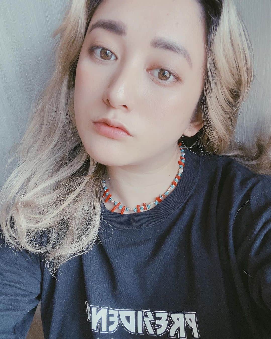 Saki さんのインスタグラム写真 - (Saki Instagram)「@topazz.topazz  のチョーカー風ネックレスで 今日はお出かけ❤️💙  ぜーんぶ違うくて、めちゃ可愛いから見てみてね🌼🌈  @gosakicchi  が私イメージして作ってくれたんかな？😊 赤と青の組み合わせめちゃ好き💙❤️💙❤️Thanks🦋  自撮り🤳🏻してたら なにしても盛れへんし 髪くくったまま撮ってみたり、 おろしてみたり、 なにしとんねん、私は😂😓笑  一枚選ぶの悩んで全て載せてるわ😂」11月8日 22時00分 - saki1011