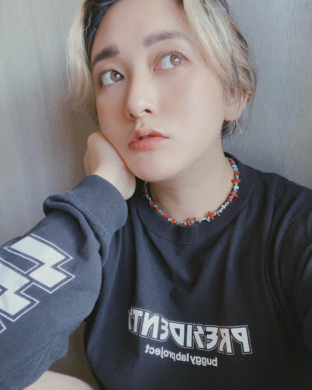 Saki のインスタグラム：「@topazz.topazz  のチョーカー風ネックレスで 今日はお出かけ❤️💙  ぜーんぶ違うくて、めちゃ可愛いから見てみてね🌼🌈  @gosakicchi  が私イメージして作ってくれたんかな？😊 赤と青の組み合わせめちゃ好き💙❤️💙❤️Thanks🦋  自撮り🤳🏻してたら なにしても盛れへんし 髪くくったまま撮ってみたり、 おろしてみたり、 なにしとんねん、私は😂😓笑  一枚選ぶの悩んで全て載せてるわ😂」