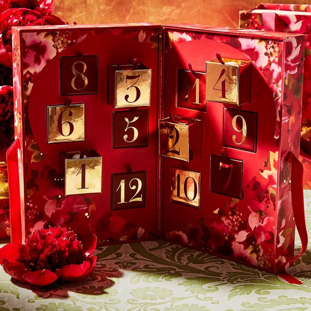 のインスタグラム：「Discover fragrant floral scents for the #Holidays with this luxurious advent calendar from @AERIN. The perfect present to #gift or to keep – and perfect to count down the days of the season! #AERINBeauty」
