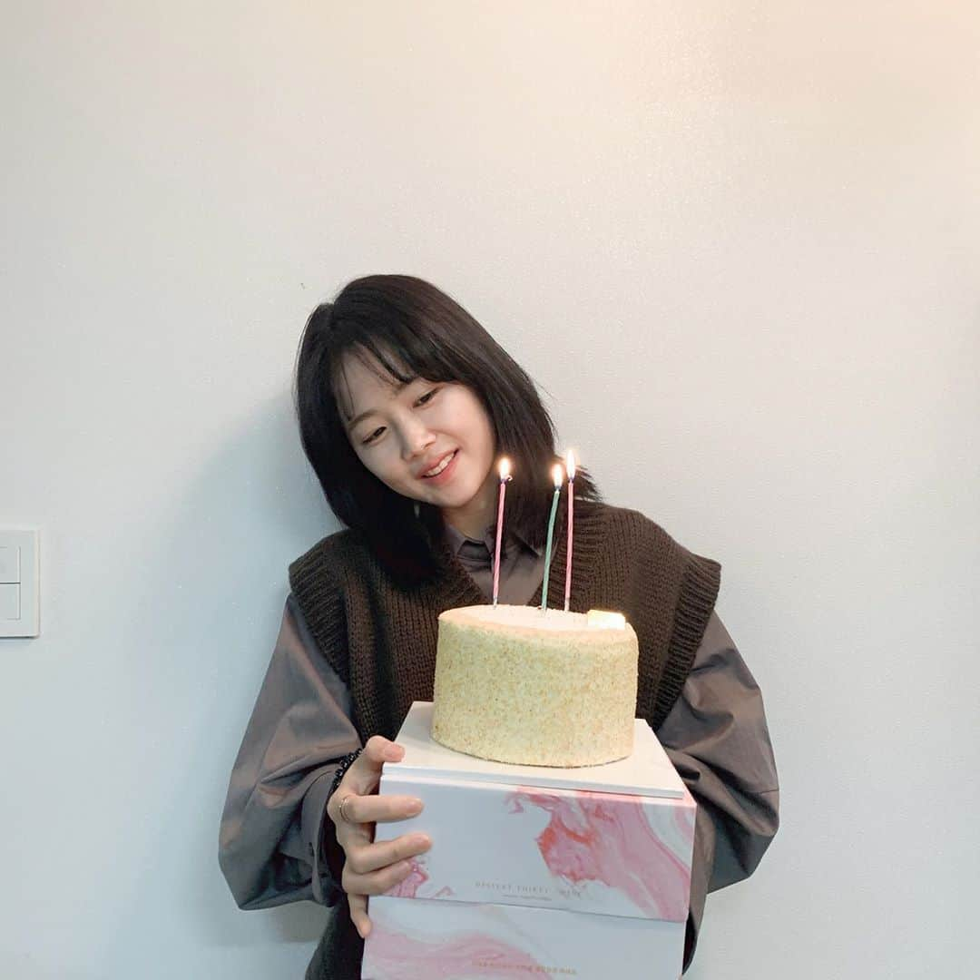 イ・ミナさんのインスタグラム写真 - (イ・ミナInstagram)「일년만에 돌아온 민아 생일😌 서른살이라 그런지 인생은 서른부터라는 축하를 너무 많이 받았어요🤧  너무너무 감사합니당♥️🎉 사랑을받으면 베푸는 사람이 될게요♥️♥️♥️」11月8日 22時00分 - mina_world_