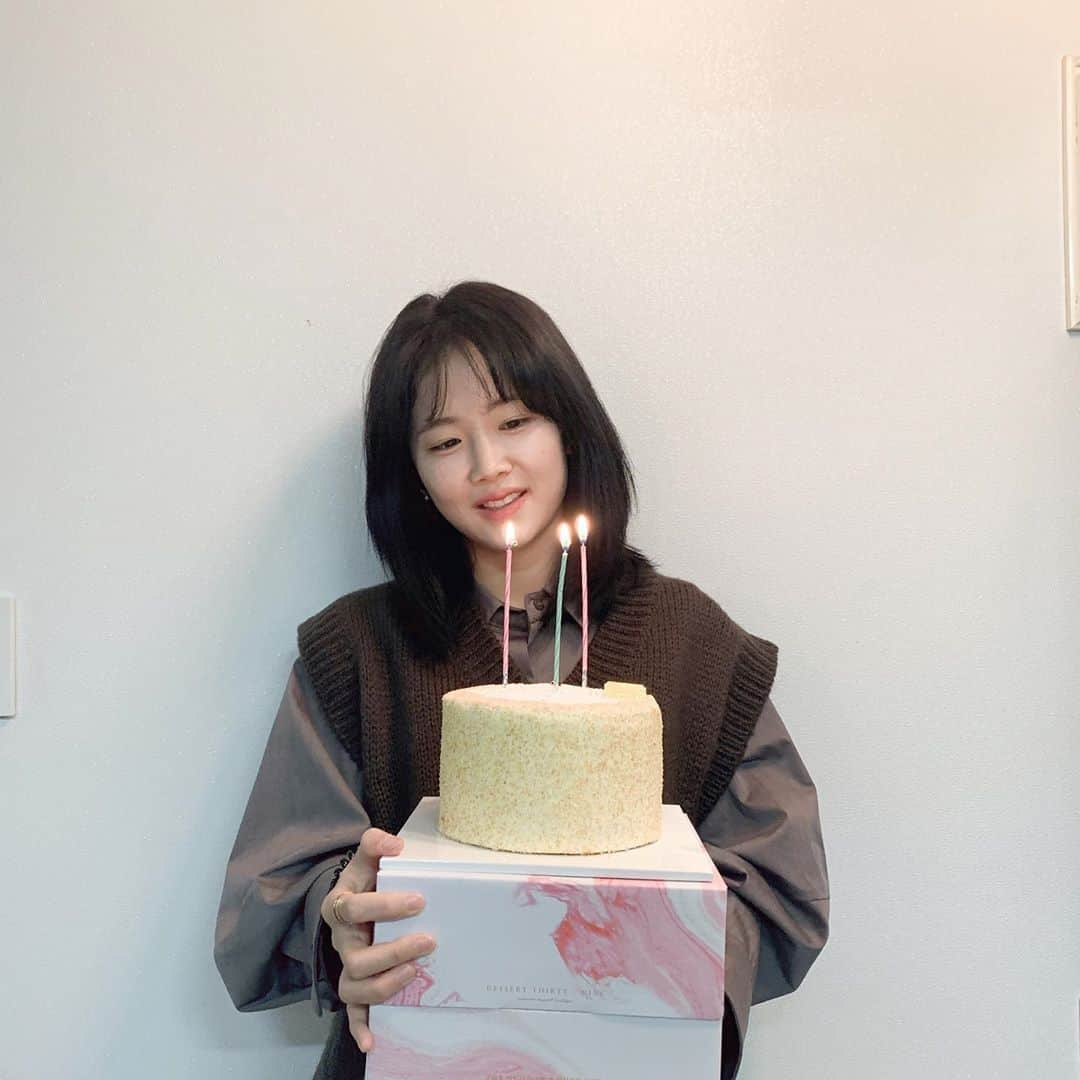 イ・ミナさんのインスタグラム写真 - (イ・ミナInstagram)「일년만에 돌아온 민아 생일😌 서른살이라 그런지 인생은 서른부터라는 축하를 너무 많이 받았어요🤧  너무너무 감사합니당♥️🎉 사랑을받으면 베푸는 사람이 될게요♥️♥️♥️」11月8日 22時00分 - mina_world_