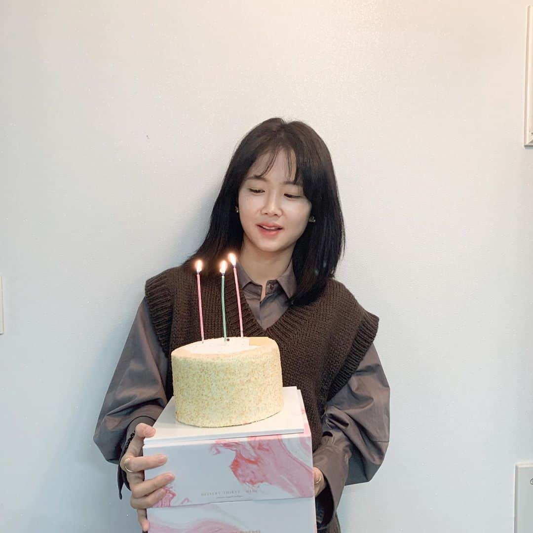 イ・ミナのインスタグラム：「일년만에 돌아온 민아 생일😌 서른살이라 그런지 인생은 서른부터라는 축하를 너무 많이 받았어요🤧  너무너무 감사합니당♥️🎉 사랑을받으면 베푸는 사람이 될게요♥️♥️♥️」