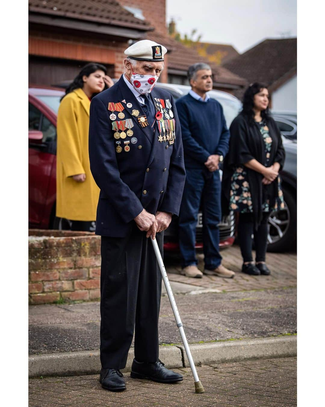 ウィリアム（ケンブリッジ公）さんのインスタグラム写真 - (ウィリアム（ケンブリッジ公）Instagram)「On #RemembranceSunday The Duke and Duchess of Cambridge joined The Queen and Members of the Royal Family for the annual Remembrance Day Service at The Cenotaph.  This year the @RoyalBritishLegion encouraged us all to to take to our windows and doorsteps for a two minutes’ silence at 11am on Sunday November 8, to remember and honour those who have sacrificed themselves to secure and protect our freedom.  Swipe to see more from across the UK:  Image 3: Merchant Navy veteran Bill Bennett, 94, wears his medals whilst at his home in Kidderminster.  Image 4: D-Day veteran Jim Healy, 95, from Manchester. Jim was a Corporal in the Royal Marines and was coxswain of a landing craft assault on June 6, 1944.  Image 5: Veteran Charlie MacVicar, who served for 23 years with the Royal Scots, at the Royal British Legion Remembrance Garden in Grangemouth.  Image 6: A camera phone is set up to film and live-stream a closed and socially distanced remembrance service at Exeter Cathedral.  Image 7: Seymour 'Bill' Taylor, 95, from Colchester in Essex, who served as an Able Seaman in the Royal Navy onboard HMS Emerald during the D-Day landings joins neighbours in the street to observe the two minutes silence.  Image 8: The National Memorial Arboretum, where a virtual Act of Remembrance from the Armed Forces Memorial was broadcast online.」11月8日 22時01分 - princeandprincessofwales