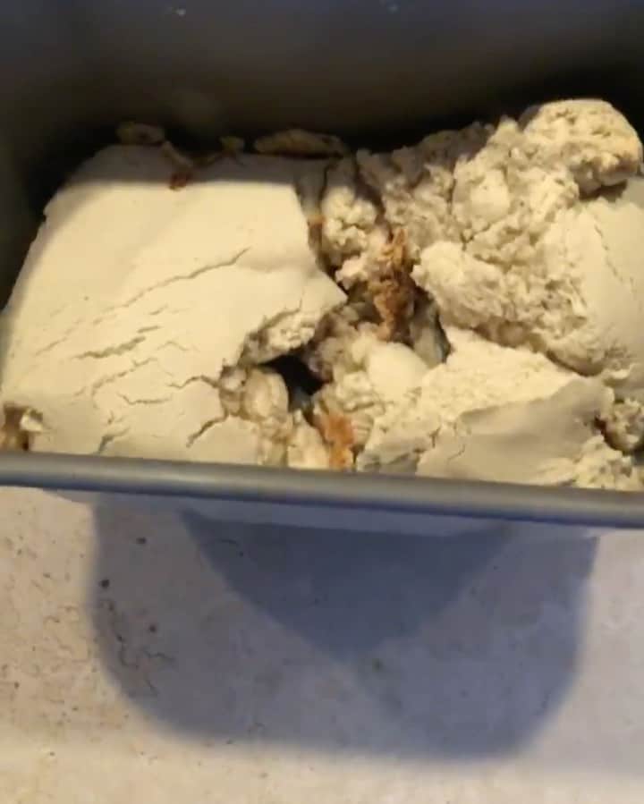 ヒュー・ジャックマンのインスタグラム：「Bread baking FAIL. #celebratethefail #glutenfreebaking」