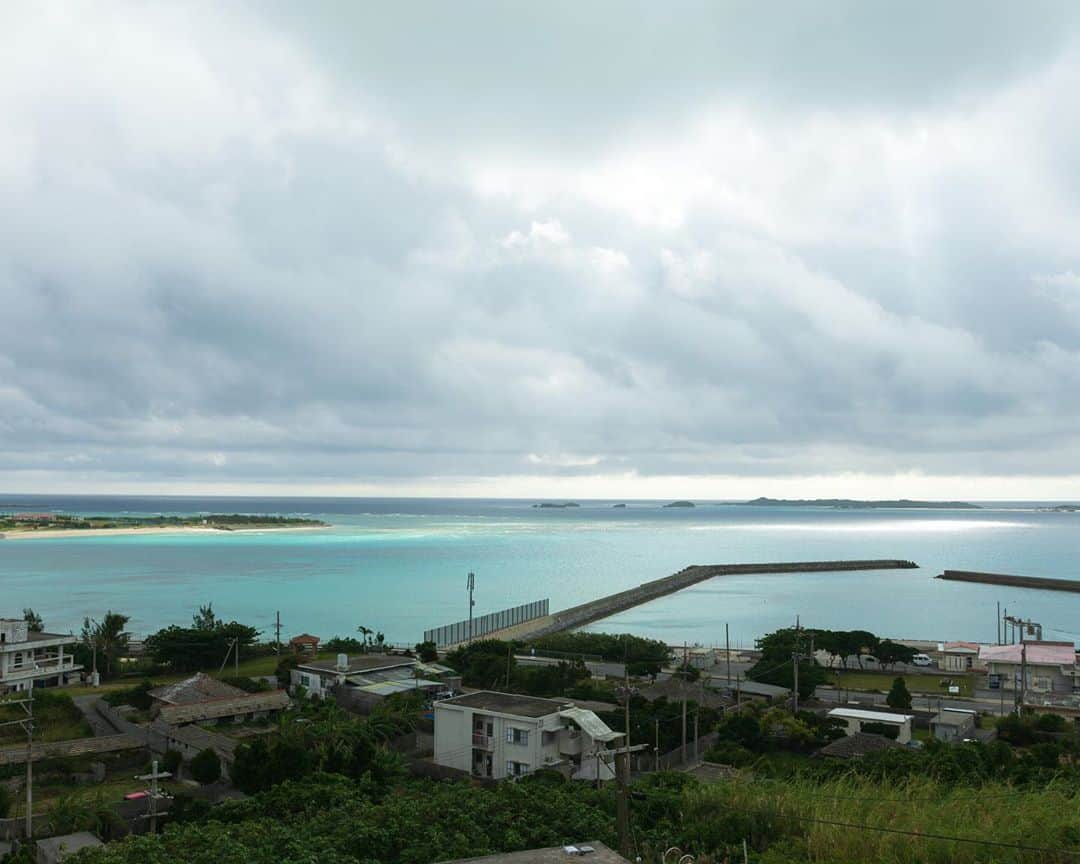 セソコマサユキさんのインスタグラム写真 - (セソコマサユキInstagram)「島あっちぃ２日目は島内観光。強風であいにくの天気だったけれど、それでも海はきれい。およそ2億8,000万年前にできたといわれるヤヘ岩の迫力と、クマヤ洞窟のエネルギーがすごい。  #島あっちぃ #島あっちい #沖縄 #離島 #伊平屋島 #旅行 #観光 #旅 #体験 #旅行好きな人と繋がりたい #写真好きな人と繋がりたい #沖縄好きな人と繋がりたい #ヤヘ岩 #クマヤ洞窟  沖縄県離島観光・交流促進事業「島あっちぃ」のPR投稿です。」11月8日 22時02分 - sesokomasayuki