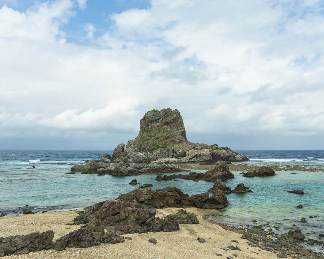 セソコマサユキのインスタグラム：「島あっちぃ２日目は島内観光。強風であいにくの天気だったけれど、それでも海はきれい。およそ2億8,000万年前にできたといわれるヤヘ岩の迫力と、クマヤ洞窟のエネルギーがすごい。  #島あっちぃ #島あっちい #沖縄 #離島 #伊平屋島 #旅行 #観光 #旅 #体験 #旅行好きな人と繋がりたい #写真好きな人と繋がりたい #沖縄好きな人と繋がりたい #ヤヘ岩 #クマヤ洞窟  沖縄県離島観光・交流促進事業「島あっちぃ」のPR投稿です。」