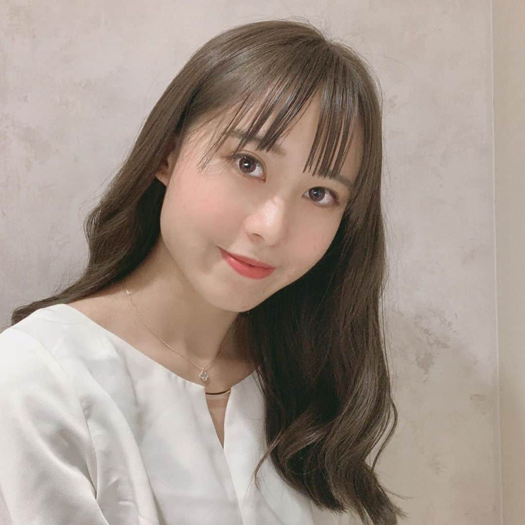 上野瑚子のインスタグラム：「3ヶ月ぶりに美容院行ってきた💇‍♀️前髪ぱっつん グリーン系のマットベージュ入れてもらった(？) . . . #美容院 #ヘアカラー #ベージュカラー #グリーン #ぱっつん #ぱっつん前髪 #ロングヘア #ロングヘアアレンジ #ヘアアレンジ  . . .  #ビジョビ　#天使と女神のハーフ #美女navi #ビジョフォ #ビジョラダ #美人名鑑　#美女ふぁいる #ビジョグラム #ビジョビジョ #美女の宅急便 #被写体 #読モ #サロモ #サロンモデル」