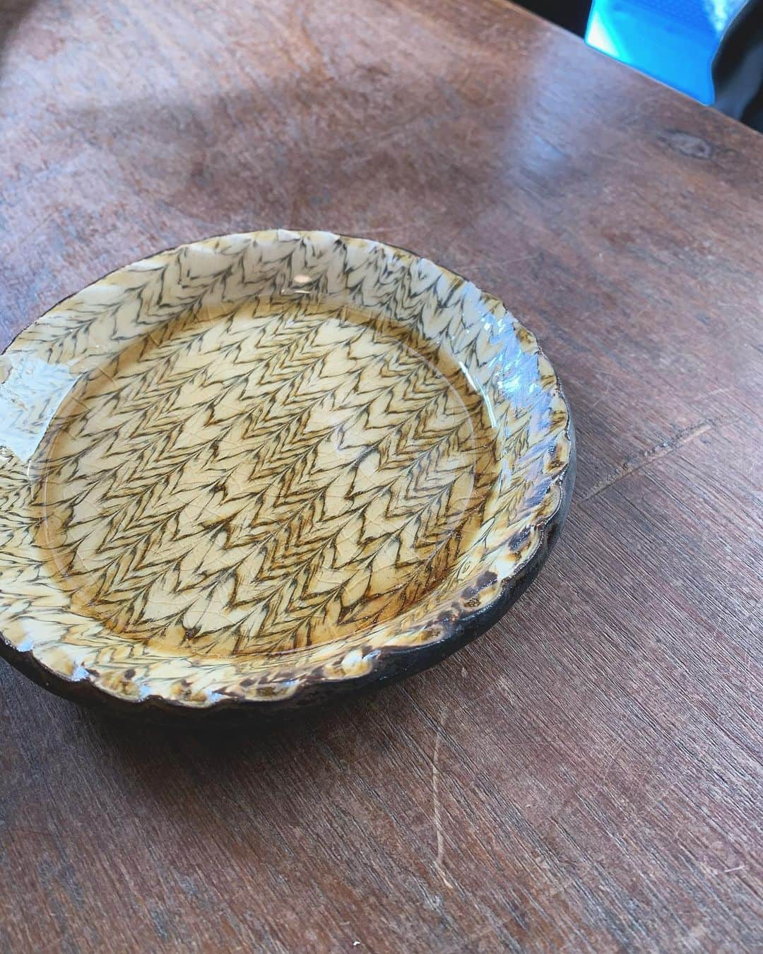 南まことのインスタグラム：「きょー買った益子焼。17-19世紀にかけてイギリスで用いられた技法で、器の表面に泥状の化粧土で模様を描くのが特徴。良き☺️ #takehiroito #mashikoyaki」