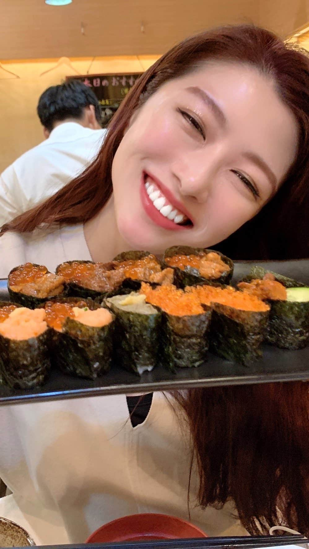 細田彩花のインスタグラム：「我ながらなんて幸せそうな顔で食べてるの😂🤍笑 . (たくさん食べる系のお仕事ご依頼お待ちしております💪笑)  #初リール #お寿司食べ放題 #寿司アカデミー #モッパン  #大食い」