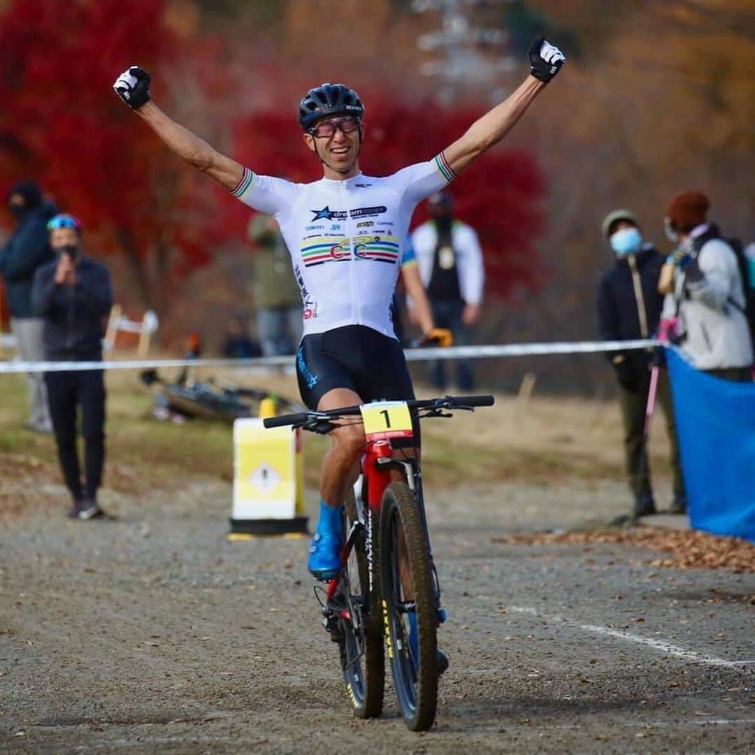 山本幸平さんのインスタグラム写真 - (山本幸平Instagram)「全日本選手権マウンテンバイクXCO2020優勝。いつも応援ありがとうございます！ 12連勝達成✌🏼 National champion 12times🤩#dreamseekermtbracingteam @cannondalejapan @daiken_corporation @teamdaito @bikeranch @maxxisbike @oakleyjapan @tokachimainichi #アルムシステム #日本写真判定株式会社 @hokuo_knot @hokuo_cc20 #開西病院 #スポーツ医科歯科研究会 @wavenyan @shimano_cycling_japan #ergomotionch  @magon_official @enemoti_official @mizutanibicycle @stansnotubes @esigrips @cycliq #fightwithlefty #弱虫ペダル #さくら不動産 #carmate @wahoofitnessofficial  @ergonbike  #スポーツアロマコンディショニング @tcs_international @team_nippon @yamamotoathletefarm #athletefarm #koheibrandenergycoffee @rideshimano   Photo: @cannondalejapan」11月8日 22時12分 - kohey55