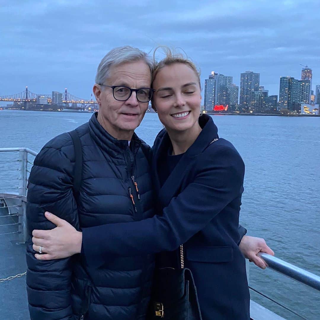 キーラ・コルピのインスタグラム：「Hyvää isänpäivää! 💙💙」