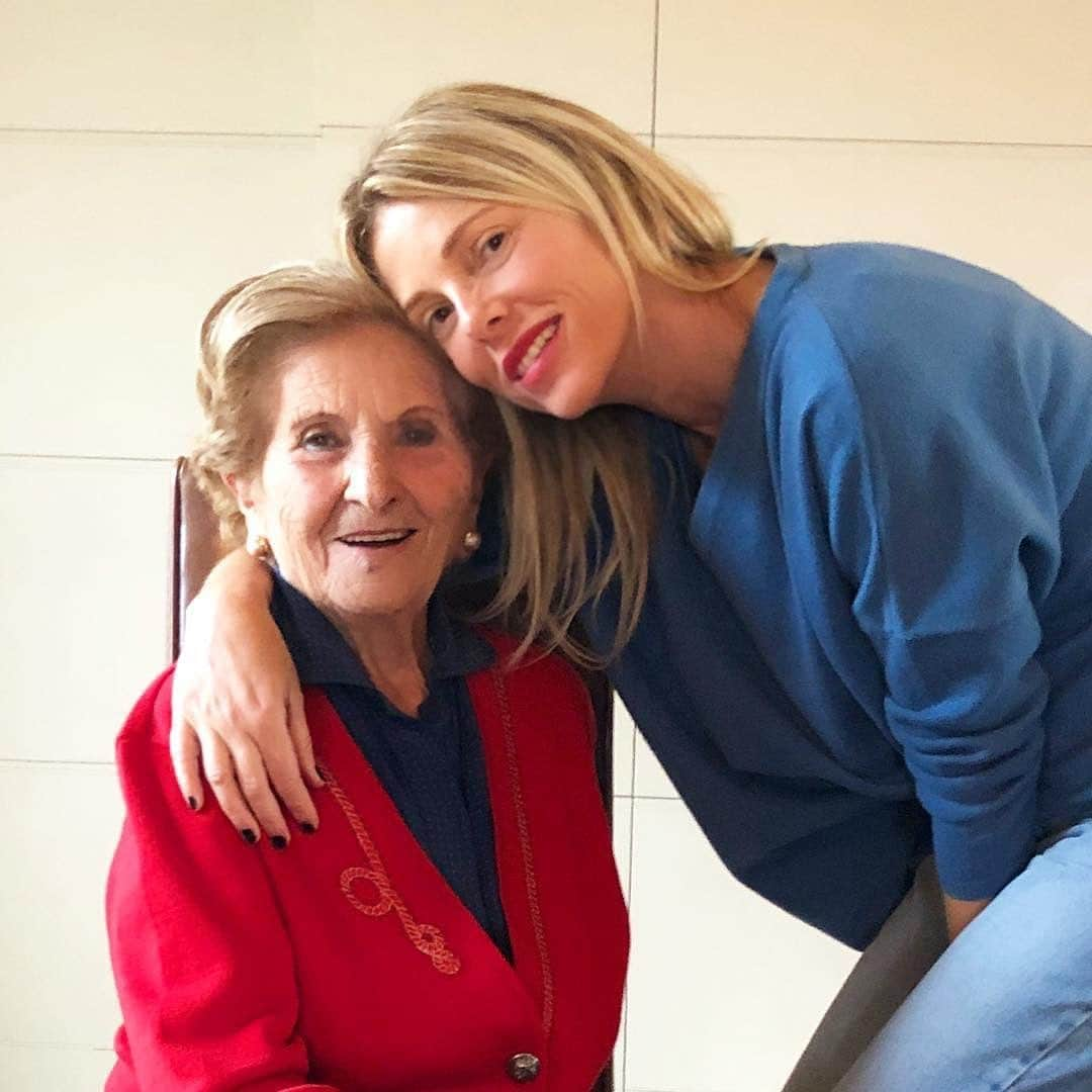 Alessia Marcuzziさんのインスタグラム写真 - (Alessia MarcuzziInstagram)「Nonna Mela turns 97!!!!! Non potendo abbracciarti oggi, ti dedico un bel po’ di quelli fatti fino a poco tempo fa. Appena potremo farlo e saremo sicuri ti riempio di baciiiiiiii!!!!!  Tanti auguri nonna del nostro cuore... sei la nostra forza❤️ #nonnamelaforpresident #97 #unpocodiolioeunpocodisale #volersibeneégratis」11月8日 22時06分 - alessiamarcuzzi