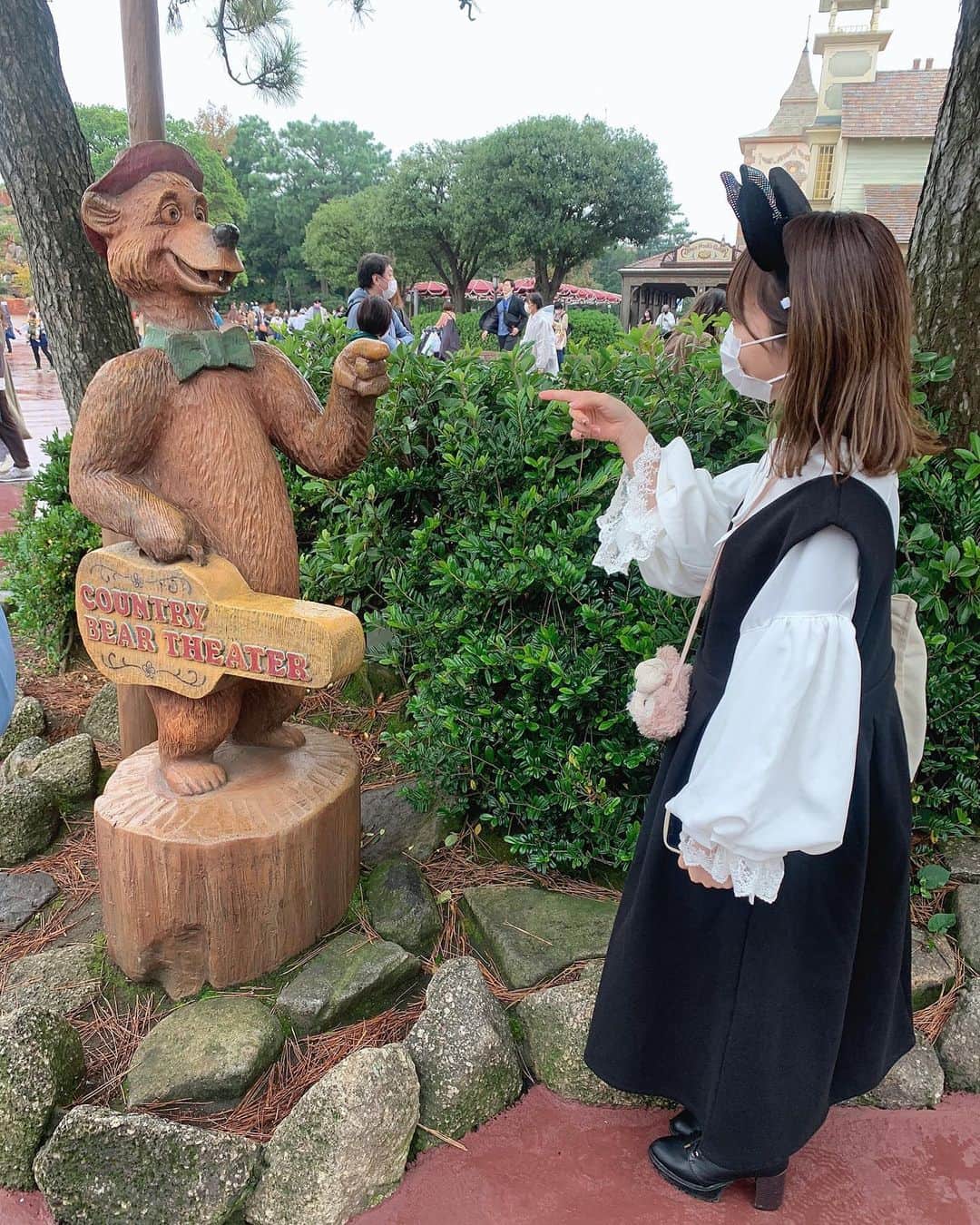 夏川愛実のインスタグラム：「﻿ ﻿ ﻿ シュールすぎる👉﻿ そしてなんかちいさいなわたし☹️﻿ ﻿ ﻿ #ディズニー#disney#disneyland﻿ #ディズニーコーデ#夢の国#カチューシャ#ミニーちゃん﻿ #リトルグリーンマン#ディズニーフード#ディズニー食べ歩き﻿ #rps#モノクロコーデ#白黒コーデ#ワンピース﻿ ﻿ ﻿」