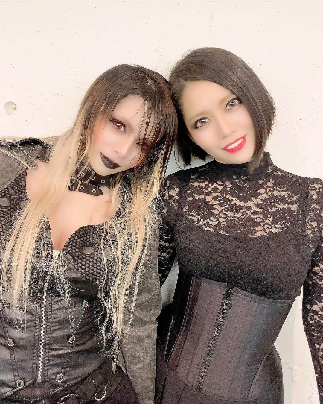 のインスタグラム：「シークレットゲストのため告知出来なかったのですが、本日青山RizMで行われたRAMI THE REQUIEMのライブで2曲弾いてきましたー！  私個人的にはひっっっさびさのライブ、ファロキで配信ライブは6月と7月にやっていますが、有観客ライブは2月のKiLLKiLLSライブぶり。 9ヶ月もみんなの前に立っていなかったなんて！！！  RAMIぱすとライブやるのはRaglaiaの時の2016年ぶり。4年以上経っとる…！ そして他のバンドメンバー、男性陣ははじめましてでしたがドラムの桝谷マリちゃんとギターのYASHIROちゃんは元々面識もあるし何度も会っているけど一緒のステージに立つのは初めて(多分)。嬉しかったー！  衣装も自分の中でRAMI THE REQUIEMに寄せてみました。 今日ご覧いただいた方、どうでしたかー？楽しんでいただけていたら良いなぁ。 メタル弾いたのも久々よ！ #rami #ramitherequiem  #青山RizM #メタル #有観客ライブ」