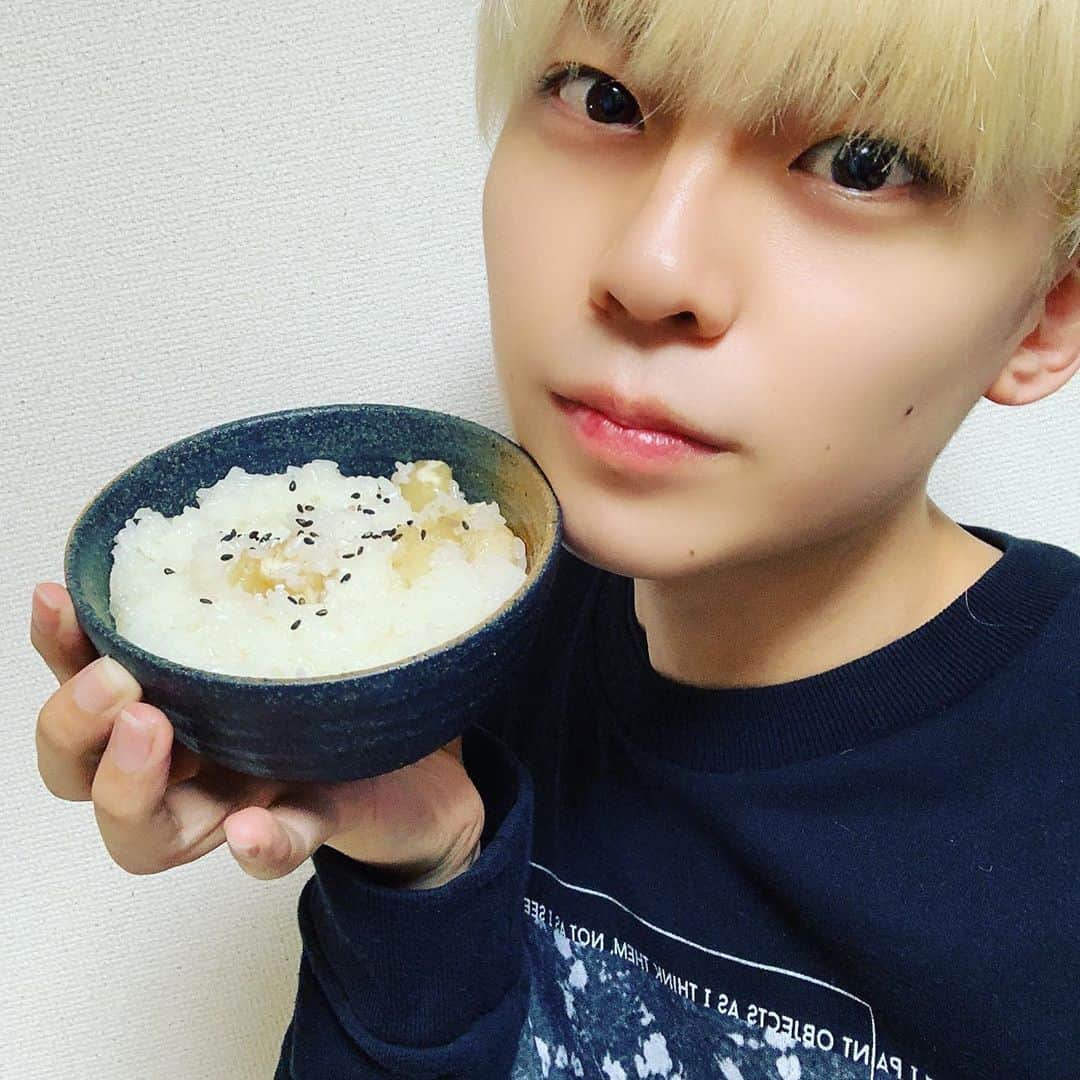 沢村玲/REIのインスタグラム：「Rei's kitchen!!  ごめん。。久々投稿。。😓  今日はラジオのワンエンタイムでも言ってた"栗ご飯"と"すき焼き"を作りましたー！  どうどう？感想待ってまーす！☺️  あと、Breatheのpractice videoあがったからチェックよろしくー！  #料理男子  #料理上手になりたい  #ワンエン #沢村玲  #ワンエンタイム  #栗ご飯」