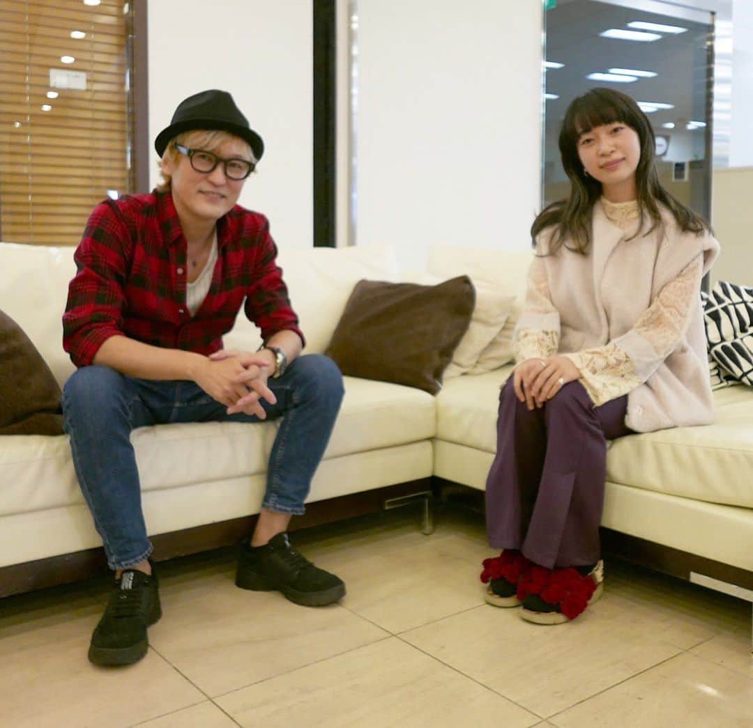 スガシカオのインスタグラム：「今日もJ-WAVEを聴いていただき、ありがとうございました！！ ヒグチアイちゃんとのドライブ、楽しかったし、いろいろ考えさせられるトークでしたね！アイちゃんのベストアルバム、『東京にて』、応援してあげてください！  しかし最後の曲、めちゃ刺さったなー（自画自賛）」