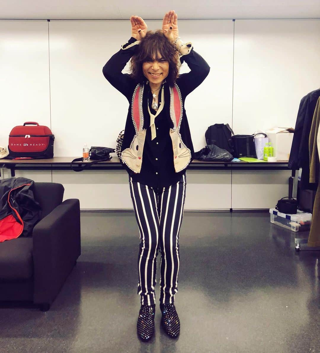 広瀬"HEESEY"洋一さんのインスタグラム写真 - (広瀬"HEESEY"洋一Instagram)「ごきげんよういち！ 昨夜はTHE YELLOW MONKEY＠横浜アリーナでした。 お楽しみいただいた全てのミナサマ、どうもありがとうございました。 ブログを更新しました。閲覧制限ナシにしているので、どなた様も是非御覧くださいまし。 https://www.heesey.com/  コチラは昨夜の終演直後。楽屋に戻ってすぐのセルフィだぴよーん🐰　ラインストーンビッカビカのバックスバニーのレザーのベストを着たら、そりゃ当然「ウサ耳ポーズ」じゃん。」11月8日 22時10分 - heesey0419