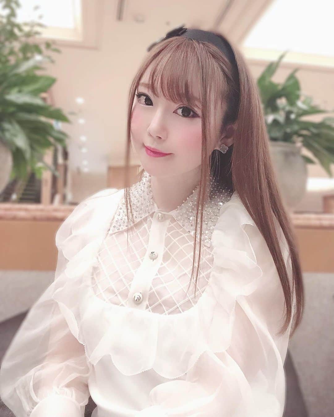 のインスタグラム：「この白いワンピース🤍🐑☁️ 今年買ったワンピの中で２番目にお気に入り♡ . 着るとイカかクリオネみたいになれる🦑白くて透明感あるワンピ🥰🤍🤍 . 大好きなミュウミュウのワンピだよ💕 . . 白いお洋服🤍白いワンピースって大好きだけど、これは特にお気に入りすぎてめっちゃ着てる😊🌈 . . 雑誌のスウィートの表紙でこじはるちゃんも同じの着てた😇💫 . . . #白ワンピ  #白ワンピース #ミュウミュウ #ミュウミュウワンピース  #ミュウミュウ大好き #ヴァンクリ #アルハンブラ #フェラガモカチューシャ  #sweet #miumiu #miumiugirl  #vancleefandarpels  #vancleef」