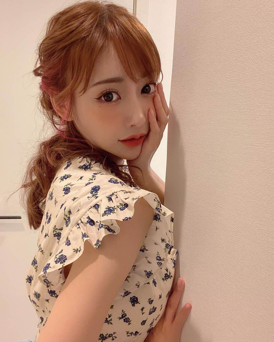明日花キララのインスタグラム：「. ずっとキラキラお肌でいたいなって思いから何度もテストを重ねて1年半かけてやっと出来たKISSHADA というフェイスパック！！！ インスタライブで皆さんとお話ししながらパックの良さを伝えられて、そして購入してくれてとても嬉しかったです🥺🥺❤︎ 2000個完売ありがとうございました！！！ 本当に本当に良い商品なので楽しみにしててください🤍 急いで次回の仕入れを工場さんに頼んでいます。 次の入荷までお待ちください。 次の再販はまたご報告します🙇🏻‍♂️ . 皆様が自分史上最高の輝くお肌になれますように..🙏❤︎ . #KISSHADA #キララ肌 #貼る白玉点滴  👗お洋服 @cpito_official  👩🏻‍🦰ヘアー @ayumumu.mu」