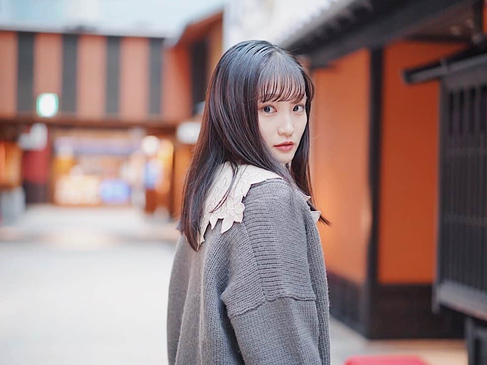 のインスタグラム：「❤︎ ミス日本勉強会①⑤ 【SNSで育てるセルフブランディングと 　　　　　　　　　　　　ファンコミュニケーション】 株式会社HOLIC CEO  　　　　　　兼 ライフデザインプランナー 砂川星来先生  SNSは自分の鏡でもありますし、 理想の自分になる手段にもなり得ます。この講義では、 "SNSで自分をより魅力的に魅せる事が出来る"  そんなお話をして頂きました。  実は私、SNSを見る事は好きなんですが、 自分から発信する事が苦手だったので、 未だに投稿の文章とか悩んでしまいます😥 投稿するからにはリアクションが何も無いと 悲しいので、どういう投稿が良いんだろう？ とずっと考えていました。  ですが！この日、その謎が解けたんです。  伸びるアカウントというのは、 単なる映えてる写真、バズるというわけではなく、  ・いい写真が投稿されている ・投稿頻度が高め ・ハイライトなどブランディングが徹底されている ・ストーリーズも充実  という事だそうで、 自分自身がどのように見られたくて、どう表現するか そして、それが高頻度であるか という部分が大切なようです。  私は写真が大好きで、かつ色味とかを自分で いじったりするのも好きなので、 そういう部分を試行錯誤していきながら Instagramを通して私を表現出来たらいいな と感じました🐿  驚いた事が、SNSのゴールデンタイム(＝多くの人がSNSを開く時間帯) 21:00〜22:00くらいだと思っていたんですが、 実は、12:00〜13:00と20:00以降の2回が ゴールデンタイムなんだそうです。  これからはこの時間を意識して 写真を投稿していこうと思います！  ところで、Instagramにミッションが あるのご存知でしたか？😶 「Bringing you closer to the people  　　　　　　　　　　　　and things that you love」 -大切な人や好きなこととあなたを近づける-  Instagramを利用して結構経ちますが、 素敵なミッションだなと感じました。 ハッシュタグやタグ付け機能も全て 好きな人やものと近づけるためにあるんだと思うと、 なんだか心温まります😂  自由気ままに投稿したきたInstagramも 気づけばもうすぐでフォロワー2000人！！ いつもコメントやいいねをしてくださる皆さんに 感謝です😢😢  今後とも暖かく見守ってもらえたら嬉しいです😸✨  . . #ミス日本 #ミス日本コンテスト #ファイナリスト #ミス日本2021 #2021ミス日本ファイナリスト #ミスコン #セルフブランディング #青山学院大学 #女子大生 #いいね返し #missjapan #misscon #instalike」