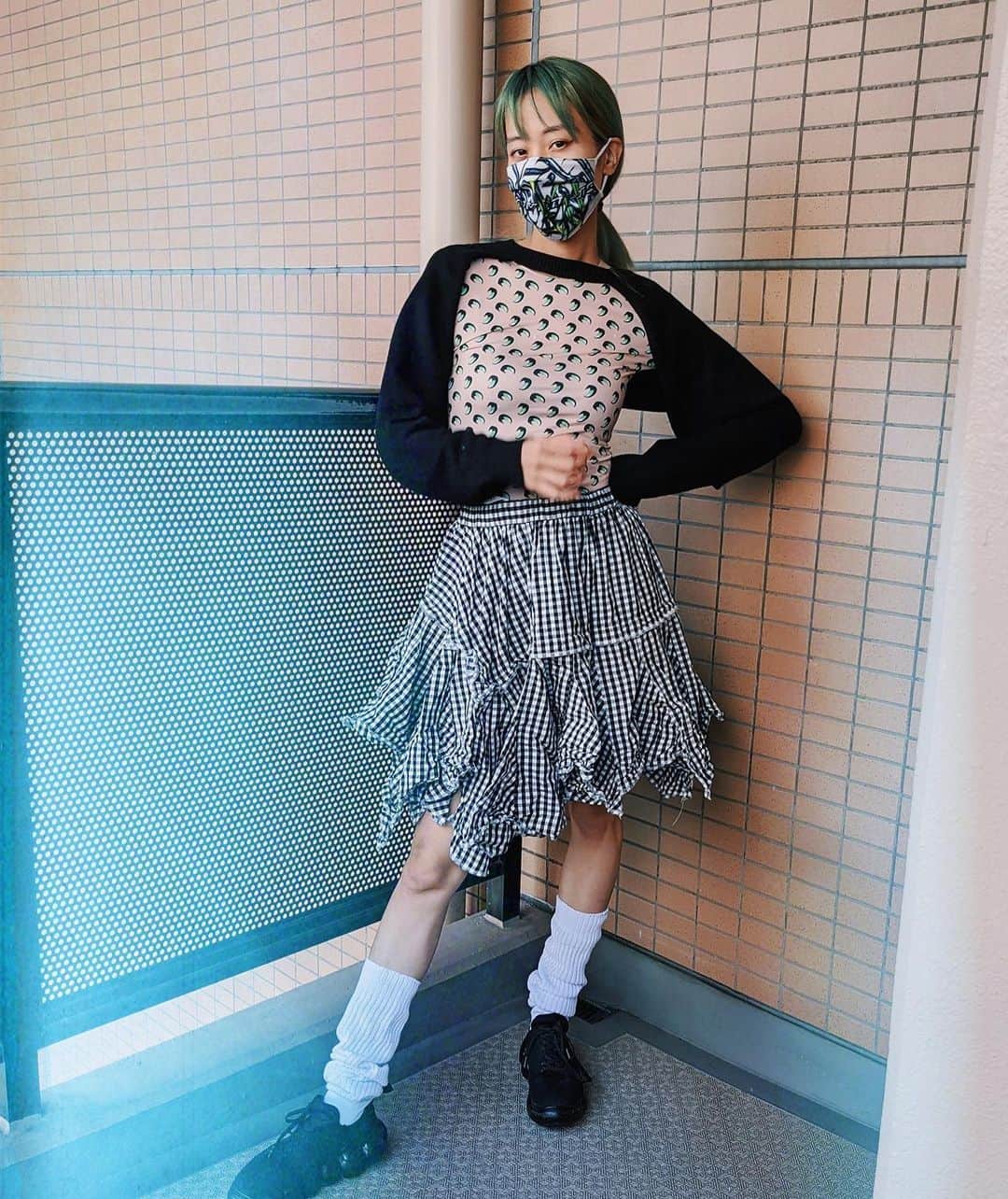 草野絵美のインスタグラム：「@guccimaze @themasks.jp の色に髪色が近づいてきた🐉  このダボっとした袖だけセーター、長袖に合わせたりタートルネックの半袖でにも合わせてるけど、ぴったり目の服とあわせるとめっかわです。 今日も今日とて #ルーズソックス 🐩  bolero: @l.e.e.y  tops: #marineserre  skirt: #commedesgarcons  shoes: @grounds.official  mask: @themasks.jp」