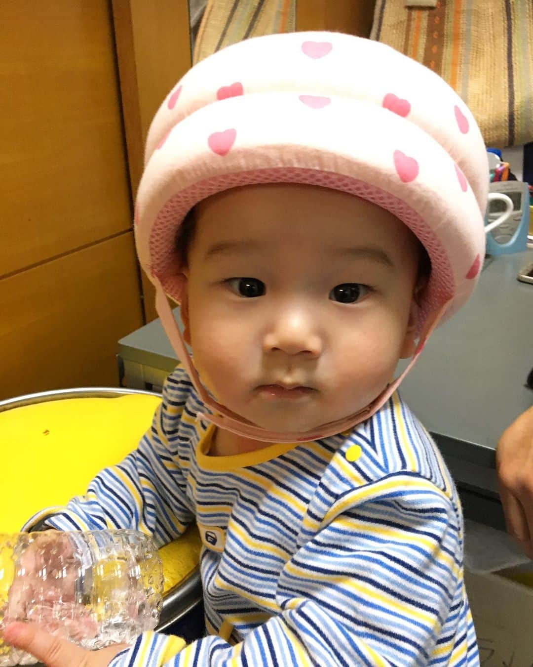 斉藤祥太のインスタグラム：「ちょうど8ヶ月👶 よく笑う男の子🧡 完全装備で、 真剣に遊んで一生懸命食べる🥳 きゅんです🧡 #甥っ子 #癒し #きゅんです」