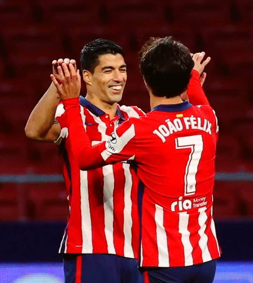 LFPさんのインスタグラム写真 - (LFPInstagram)「Partners in crime! ⚽️🔥  ¡Compañeros de trabajo! ⚽️🔥  #Suarez #Joao #Atleti #LaLiga #LaLigaSantander #HayQueVivirla #YouHaveToLiveIt」11月8日 22時16分 - laliga