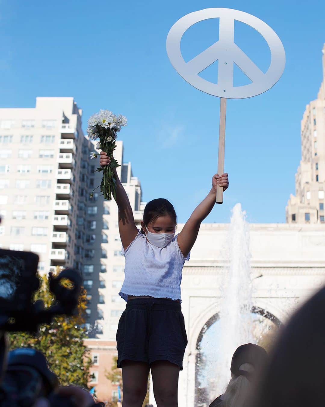 スコット・シューマンのインスタグラム：「Scene of a celebration! Washington Square Park NYC 11/07/20」