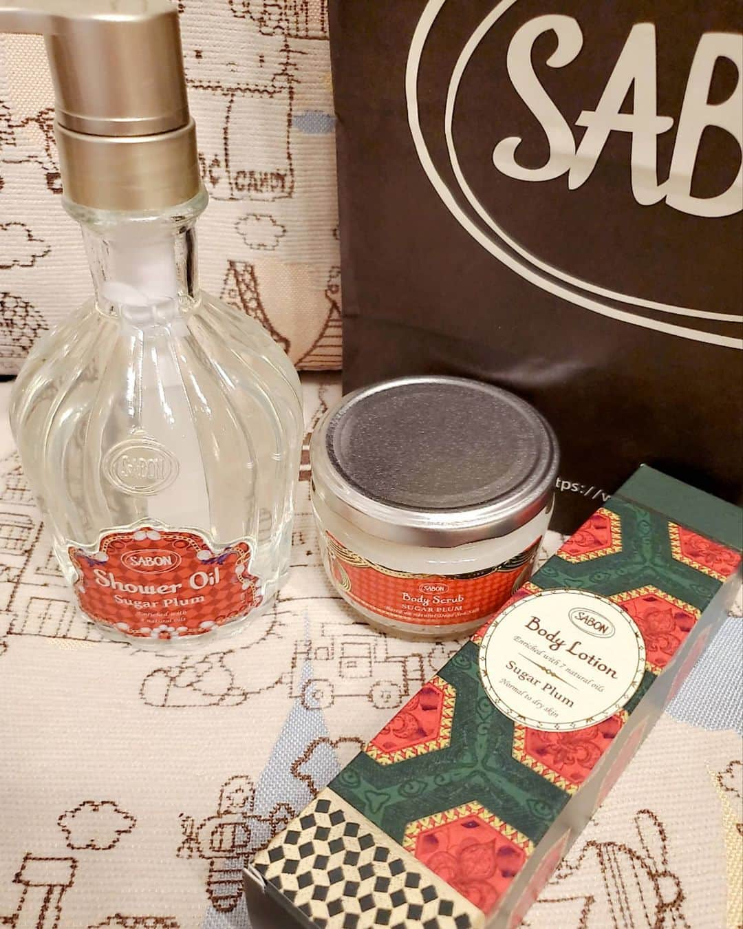 榊原あやのインスタグラム：「先週、 #SABON で「シュガー・プラム」のボディケアグッズを購入しました💕 苦手なムスクが入ってる……と思ったけれど、全く感じずとっても良い匂いで安心しました(´-`)」