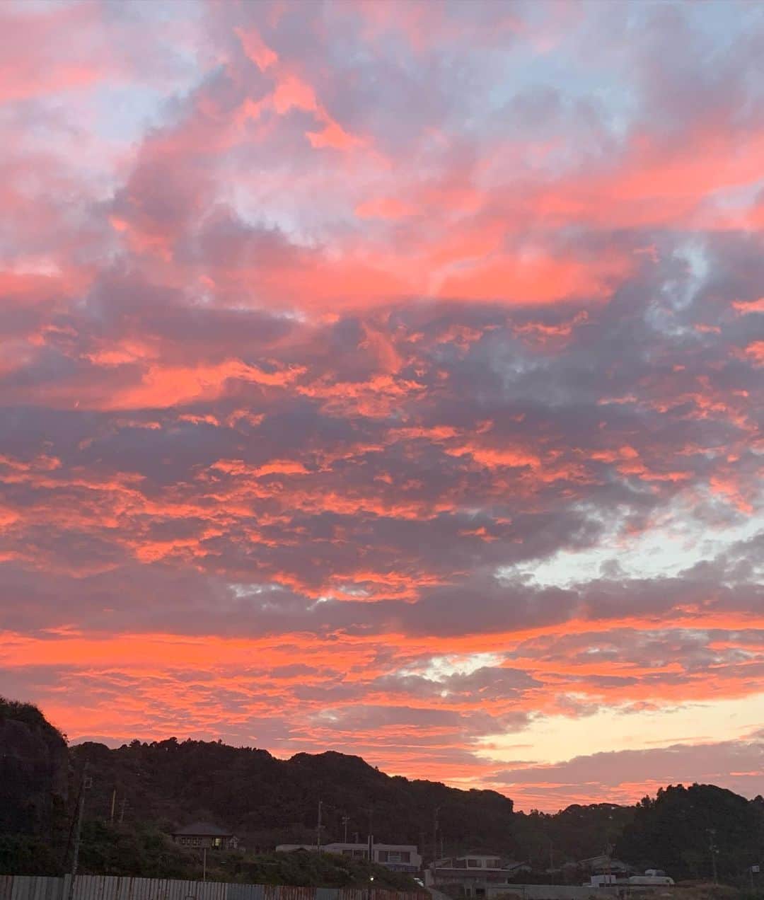 栗山遥さんのインスタグラム写真 - (栗山遥Instagram)「小波サーフィン🌞 ビーチクリーンをして、燃えるような夕焼けを見た。 なんでもない日が1番幸せだなぁ❤︎毎日感謝です。」11月8日 22時18分 - harukakuriyama