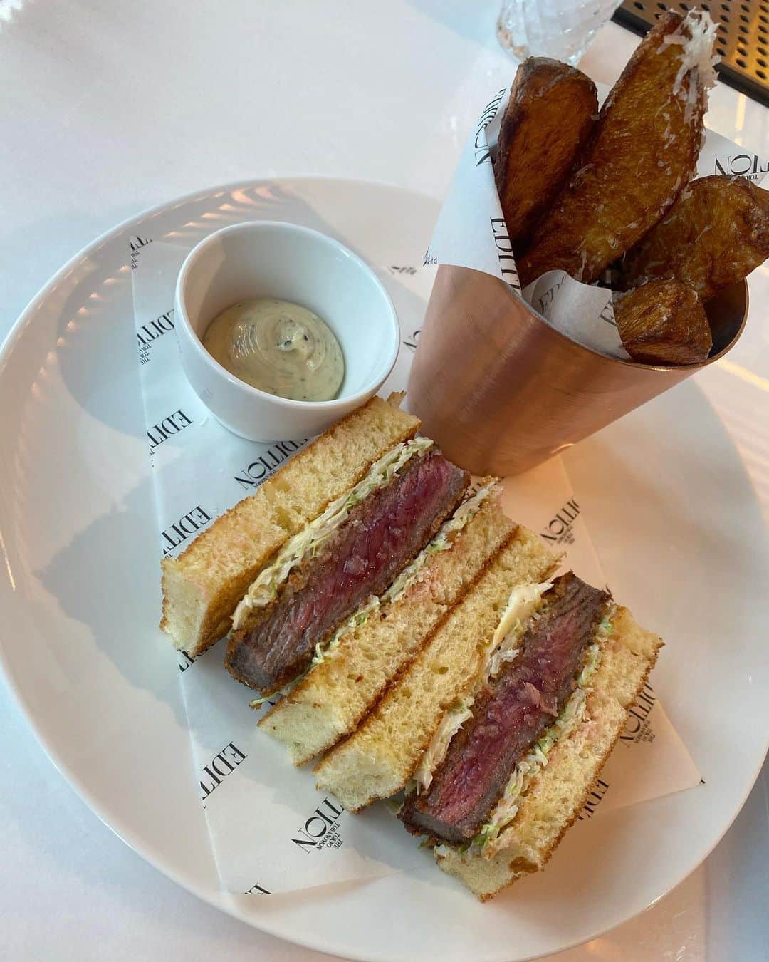 yuukachiさんのインスタグラム写真 - (yuukachiInstagram)「🍽🌿  お友達とランチしたんだけど 東京タワー見ながら食事できるし ホテル綺麗しお話も弾んで楽しかったです😙♡  次は、アフタヌーンティーしに 行きたいなぁ💭☕️  #東京ランチ#神谷町ランチ  #editionhotel#神谷町#ランチ」11月8日 22時18分 - yuuka_stagram