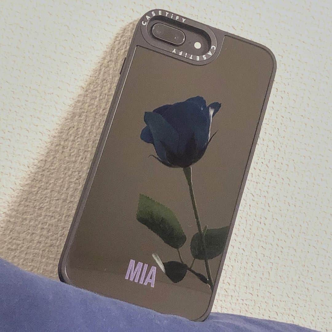 日下部美愛のインスタグラム：「@CASETiFY @CASETiFY_jpさんから ミラーのiPhoneケースを頂きました🤍 いつも画面の反射でリップ塗ったりしてたから ケースに鏡あるの見やすくて最高なんだ〜〜  名前も控えめに入れた☻  #CASETiFY #CASETiFYミラーケース #StateYourCase」