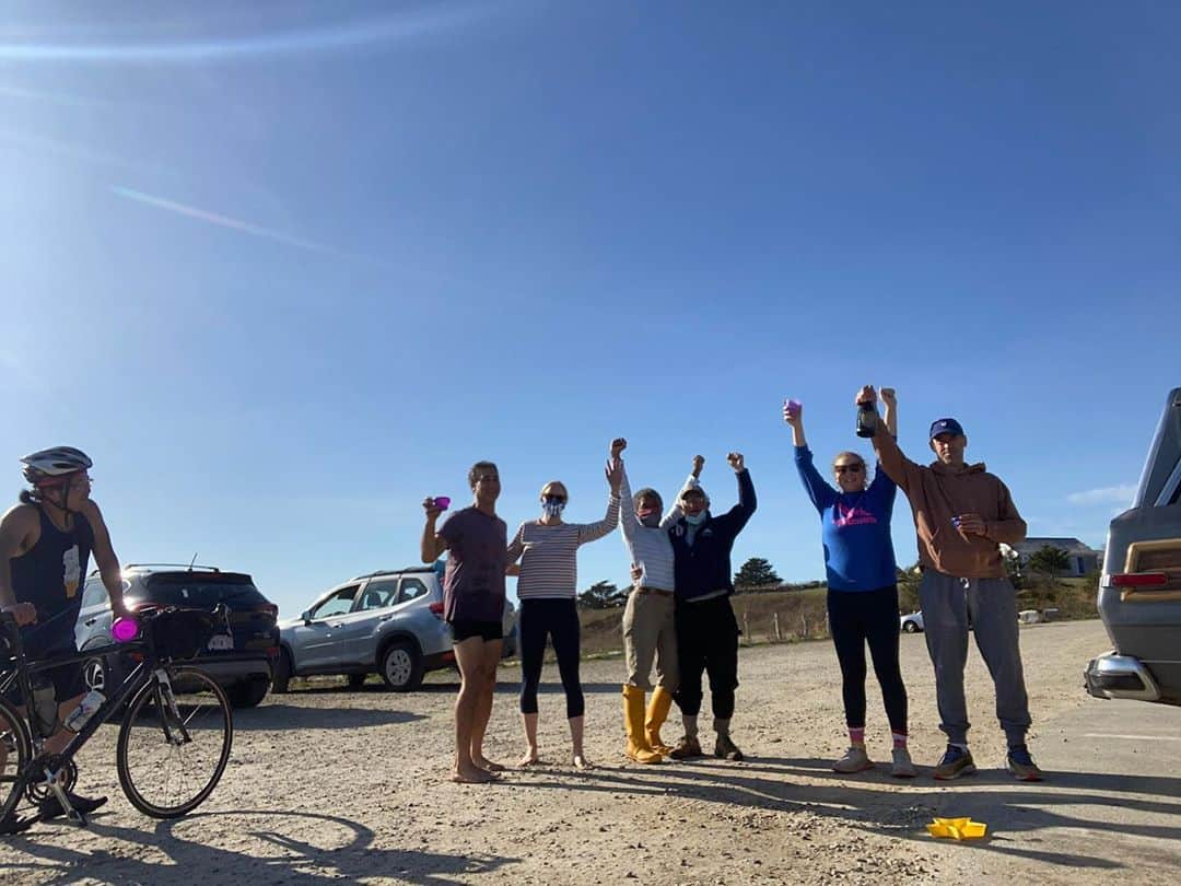 エイミー・シューマーさんのインスタグラム写真 - (エイミー・シューマーInstagram)「When Chris and I found out Joe and Kamala won we drove to the beach and ran Into some of our good friends. We drank hot champagne that had been sitting in the car out of kids beach toys we had with us. It was a nice moment. Strangers came too and we celebrated together. Where were you when you found out? What did you do?」11月8日 22時30分 - amyschumer