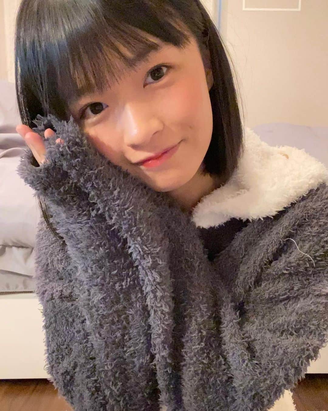百川晴香さんのインスタグラム写真 - (百川晴香Instagram)「あったかい格好で寝ようね😌💕 #japanesegirl #cute #followｍe」11月8日 22時27分 - momokawaharuka