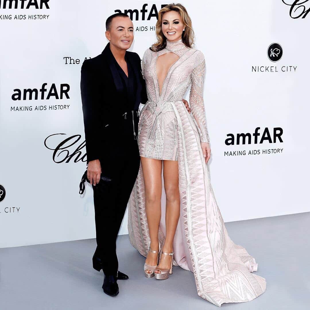 のインスタグラム：「Happy Birthday to my dazzling and gorgeous friend @gabrielagonzalezofficial! ✨  I am so proud to call you one of my closest friends and muse, it was a dream working with you on our #JULIENxGABRIELA collaboration and I cannot wait to see you soon to celebrate in style! ❤️❤️  @gabrielagonzalezofficial pictured here sparkling in a custom @julienxgabriela embellished gown with dramatic detachable train at the @amfar gala during the @festivaldecannes」