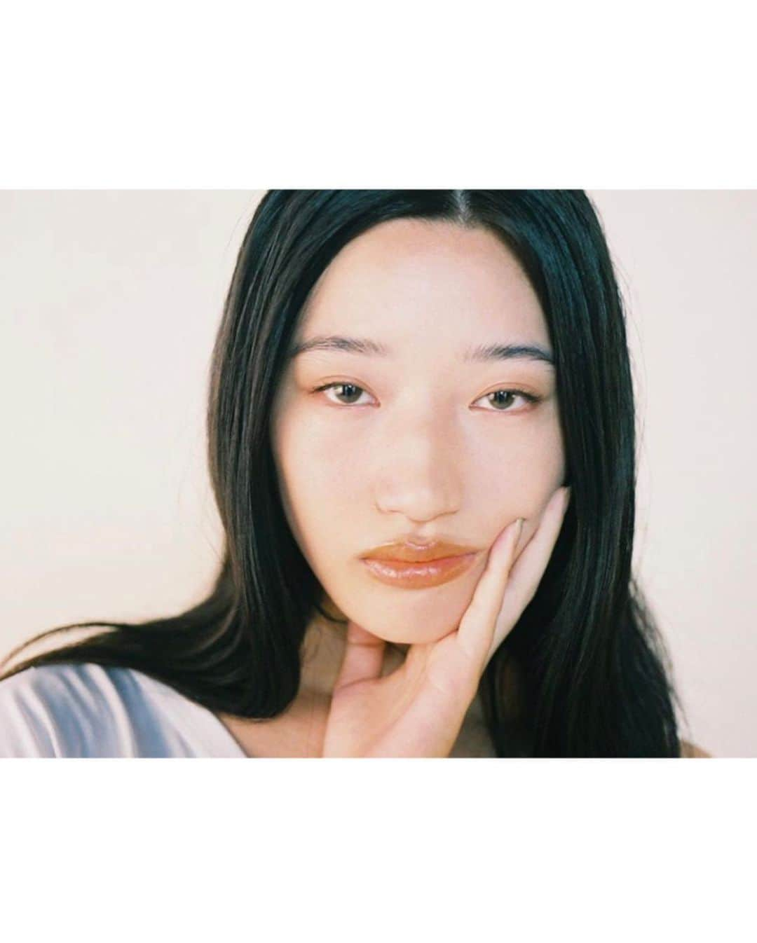 林由香里さんのインスタグラム写真 - (林由香里Instagram)「⇨⇨⇨﻿ ﻿ 【いま、大人にこそカラコンを】﻿ ﻿ ﻿ ✔︎DEEP BEIGE﻿ ﻿ ﻿ 目元アンニュイ、魅せるベージュ。﻿ はかない目元に、光を集めて。﻿ 色素の薄い、アンニュイな目元を演出するベージュ。﻿ イエローやラメ系など軽めの色のメイクと合います。﻿ 光が映えやすいので、日中のお出かけに映えます。﻿ ﻿ ﻿ ﻿ #jins1daycolour﻿ #jins﻿ #jinsのカラコン﻿ #deepbeige」11月8日 22時28分 - yukarihayashi