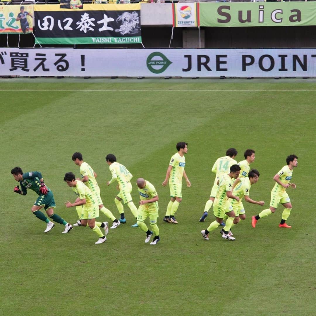 新井章太のインスタグラム：「どんな覚悟で試合に挑んでる？覚悟足りなすぎ。その試合出た選手が、毎試合出れるとでも思ってる？危機感足りなすぎ。 闘えずに失点するのはミスで失点するよりも全然ダメ。相手にゴールされるなら必死に頑張った味方に決められるオウンゴールのほうが全然いい。  試合数出ればそれがすごい事？1試合1試合人生懸けてやれよ。  今日みたいな試合を俺が小学生、中学生の時に見てたらプロなんて目指してない。情けない姿見せてなにがプロだよ。必死にやって、あんなに上手いのにあんなに頑張るんだ‼️って思わせないと。  残り10試合、本気で勝点30獲得目指してるやつが何人いるか。そこだと思う。俺はやるよ‼️  #新井章太 #jefunited #precovery」