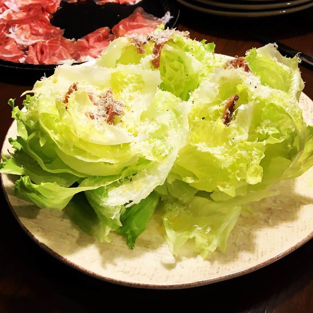 志摩有子さんのインスタグラム写真 - (志摩有子Instagram)「オルランドで食べたレタスのサラダが美味しくて真似っこ。ざっくり手で裂いて、アンチョビ、ホワイトバルサミコ、オリーブオイル、塩胡椒、仕上げにパルミジャーノをたっぷり。3人でひと玉ペロリ。  #レタスのサラダ #簡単美味しい」11月8日 22時37分 - ariko418