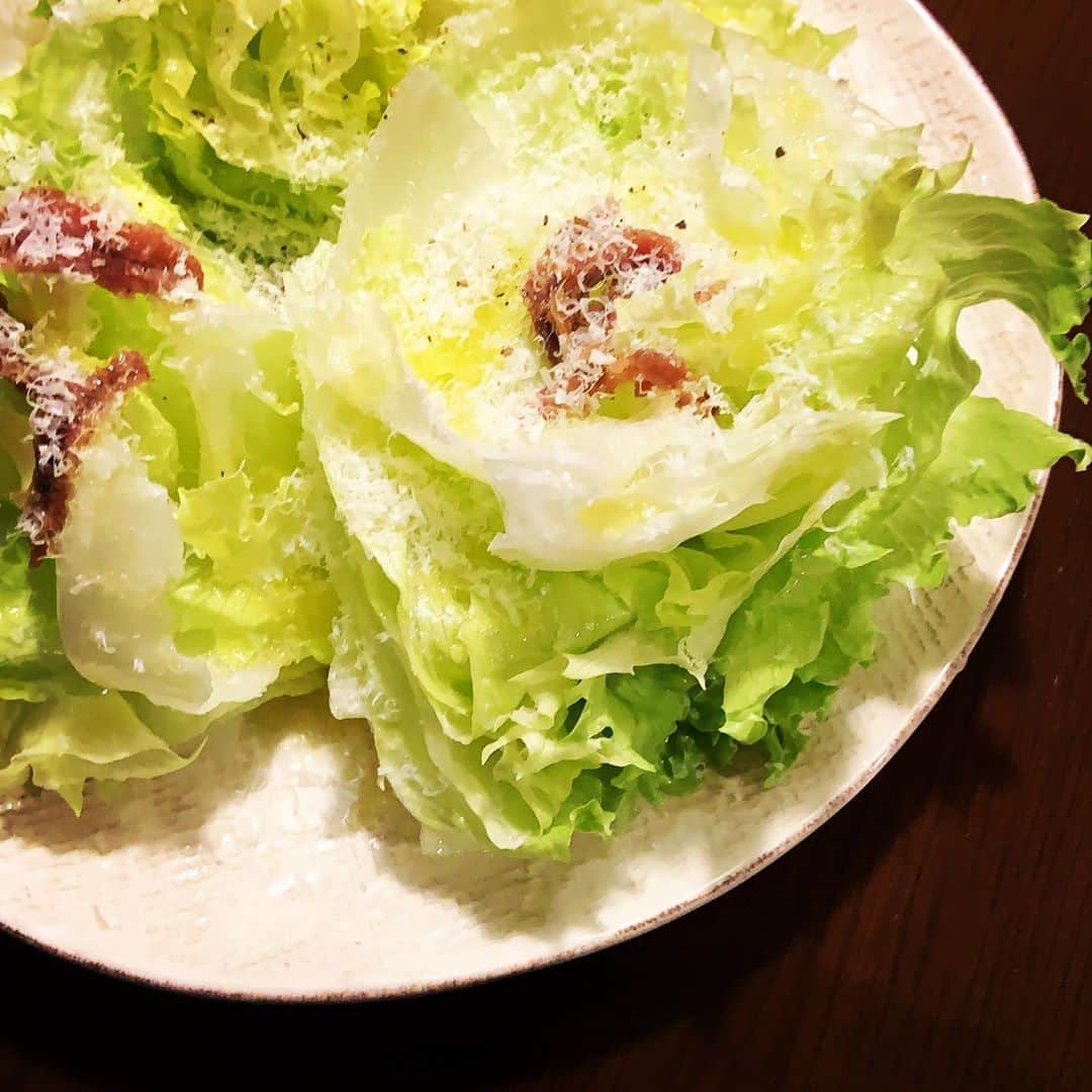 志摩有子さんのインスタグラム写真 - (志摩有子Instagram)「オルランドで食べたレタスのサラダが美味しくて真似っこ。ざっくり手で裂いて、アンチョビ、ホワイトバルサミコ、オリーブオイル、塩胡椒、仕上げにパルミジャーノをたっぷり。3人でひと玉ペロリ。  #レタスのサラダ #簡単美味しい」11月8日 22時37分 - ariko418
