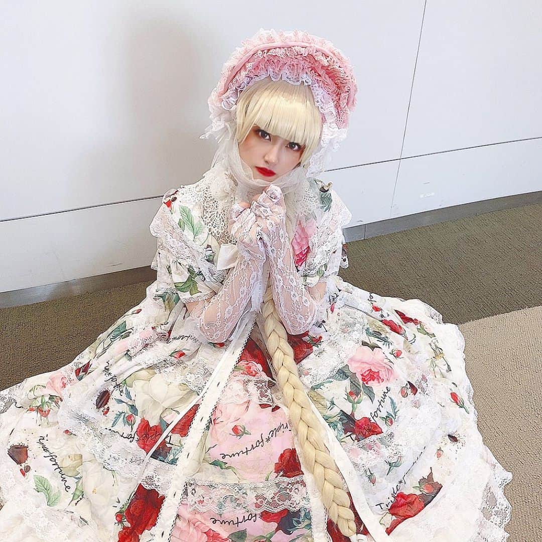神田麗さんのインスタグラム写真 - (神田麗Instagram)「薔薇のお洋服でお人形になった👼 天使なのでは、  本日はロリータファッションショーでした  #東京ビッグサイト #デザフェス52 #ブリデコ #トリプルフォーチュン #triplefortune  #lolita #sweetlolita #lolitafashion #japaneseculture #kawaii」11月8日 22時38分 - _reite_me