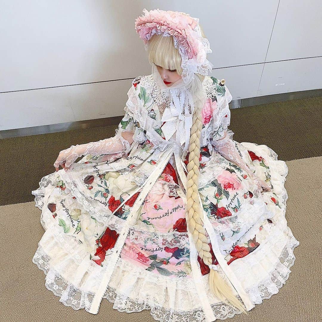 神田麗さんのインスタグラム写真 - (神田麗Instagram)「薔薇のお洋服でお人形になった👼 天使なのでは、  本日はロリータファッションショーでした  #東京ビッグサイト #デザフェス52 #ブリデコ #トリプルフォーチュン #triplefortune  #lolita #sweetlolita #lolitafashion #japaneseculture #kawaii」11月8日 22時38分 - _reite_me