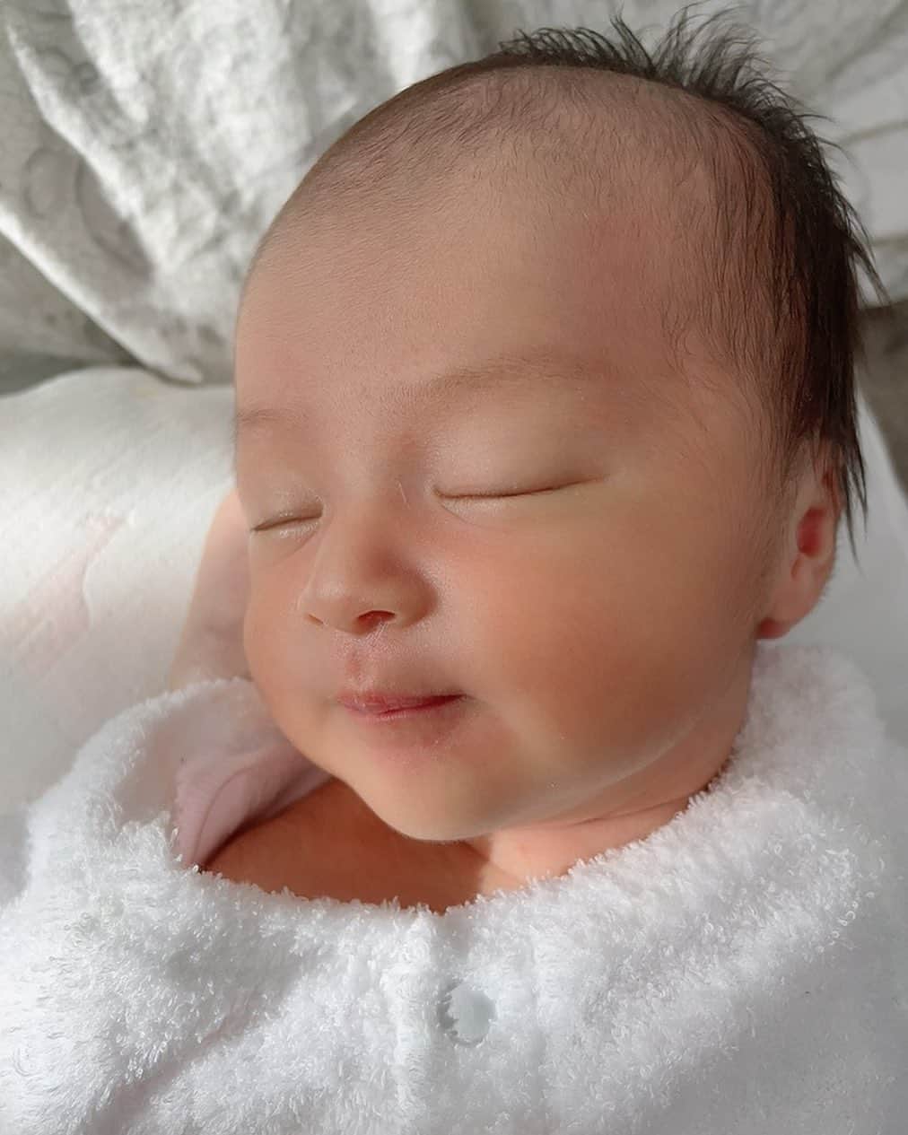 アレクサンダーさんのインスタグラム写真 アレクサンダーinstagram 本当に美人ちゃんですね はいっ 顔が大人っぽいんすけど 汗 W 生まれて16日目 新生児 赤ちゃん Babygirl 11月8日 22時41分 Alexanderfriends