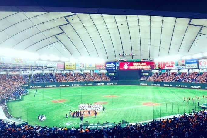 高橋大輔さんのインスタグラム写真 - (高橋大輔Instagram)「今日の試合が  2020年東京ドーム最終戦でした。  坂本選手！2000安打達成おめでとうございます！感動しました〜  でも、2001本目のホームランで早くも2000安打を通過点に見せてしまう凄さ！  ちなみにレジェンズシート解説の槙原寛己さんは3打席目に決めるとの予想でした‥（笑）  超えていくのが、スーパースターですね^ ^  改めて  今シーズンはファンの皆さんと共に歩んだ特別シーズン。  「和と動」をより強く感じるシーズンでした。  有観客試合になってからは何度もファンの皆さんの拍手、手拍子、応援に自分も勇気とチカラをもらいました！  特にこの２日間は胸に来るものがありました。  本当にありがとうございました！  でも、まだ振り返る時ではないですね！  さぁ、次は日本シリーズ！！  最後まで共に！！！  #2000安打 #坂本勇人 キャプテン #読売ジャイアンツ　#東京ドーム　#ジャイアンツ応援MC #スタジアムDJ #髙橋大輔　#高橋大輔　#レジェンズシート　#プロ野球」11月8日 22時42分 - daisuke_72