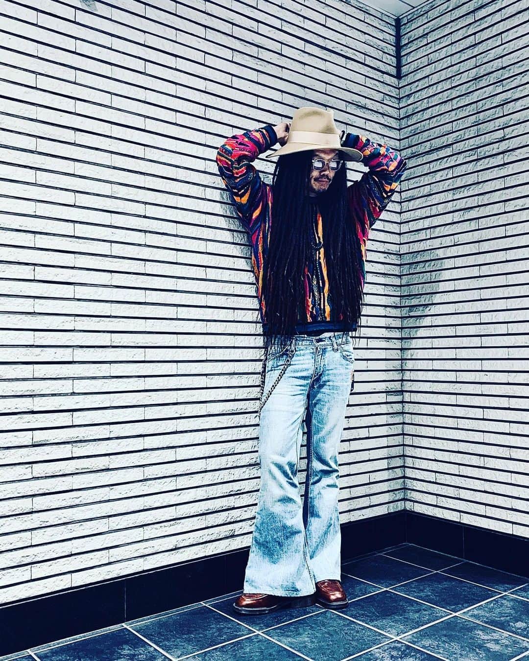 庄村聡泰のインスタグラム：「デーハーなニットも大人っぽく着てみるの呼吸或いはまさかまたブーツカットがトレンドに戻って来るだなんての呼吸  頭#kijimatakayuki 昨日のと同じ 眼#oliverpeoples 最近頻繁 上#coogi ヒップホップ好きにはお馴染み 下#levis の古着。ケツのアップリケめっかわ 靴#drmartens ローファー最近これめっさ履いてますね 銀#chromehearts いつもの お写真　@ko_nakano   #クージー 大好きですが集め始めるとキリねえんすよね」