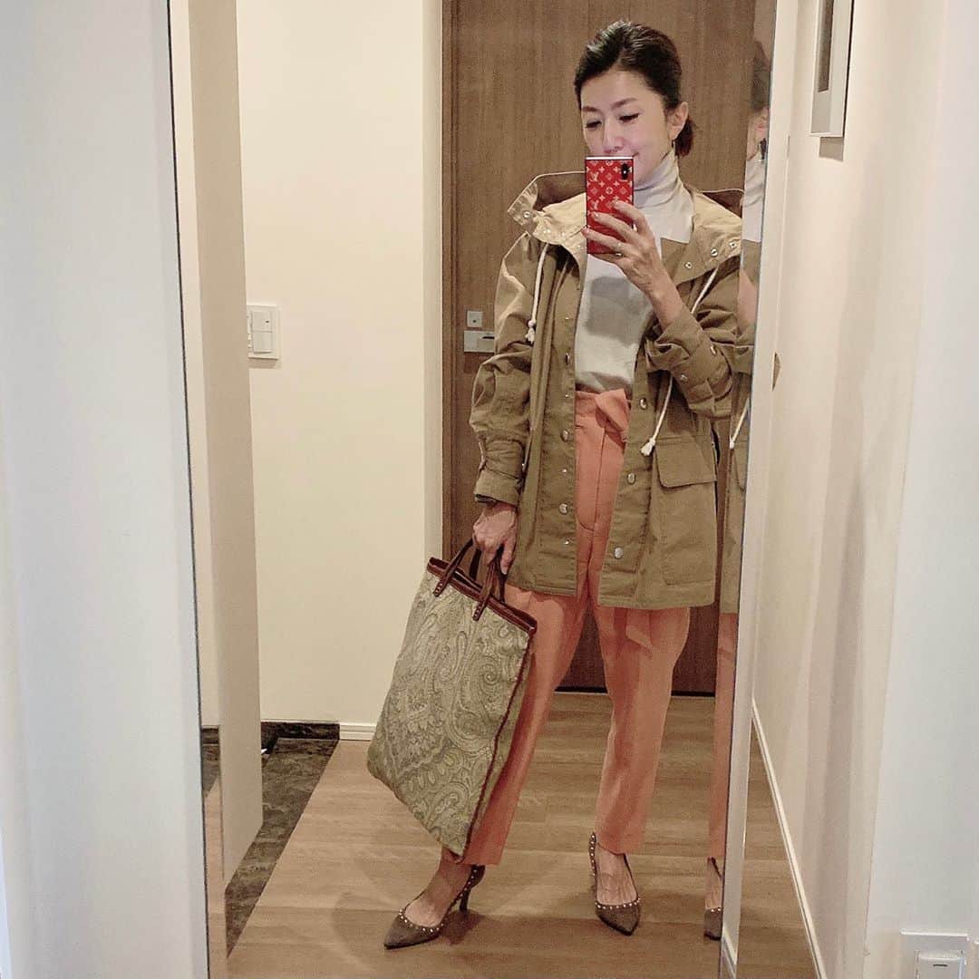 坂田陽子さんのインスタグラム写真 - (坂田陽子Instagram)「先日　#newsevery の #奥多摩グルメ　特集の時に着用していて、 ・ 何でだろ？🤣 ・  去年もよく着てたのに（基本、ロケ物は自前服なので）沢山お問い合わせを頂いたアウター。 ・ @inscrire_official  のコレ。 #マウンテンパーカー って言うんですかね🤣？（違ったら教えて笑） ・ 生地は厚手のコットンで張りがあり、フードは大きめで袖部分はたっぷりとボリューム有り。 スナップボタンやベルトに使われている金具はシルバーです。 ・ 奥多摩の時はかなり歩く取材だったので、ボーダーTとブラックのパンツ。NIKEのスニーカーで。 ・ 綺麗めパンツとの合わせも全然イケます😆 スカートやワンピースにも合わせて去年からガンガン着てるけど、、 何故か今回、事務所にまで問い合わせのお電話頂いたようで🤣ありがとうございます😊 ・ 明日のロケはこれで行こうかなー。」11月8日 22時44分 - yokosakata