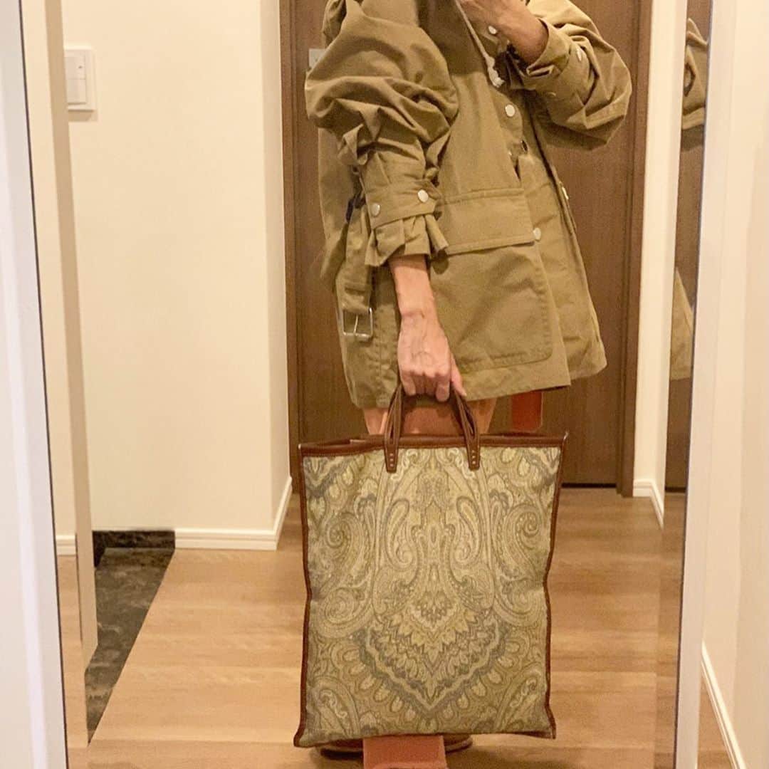 坂田陽子さんのインスタグラム写真 - (坂田陽子Instagram)「先日　#newsevery の #奥多摩グルメ　特集の時に着用していて、 ・ 何でだろ？🤣 ・  去年もよく着てたのに（基本、ロケ物は自前服なので）沢山お問い合わせを頂いたアウター。 ・ @inscrire_official  のコレ。 #マウンテンパーカー って言うんですかね🤣？（違ったら教えて笑） ・ 生地は厚手のコットンで張りがあり、フードは大きめで袖部分はたっぷりとボリューム有り。 スナップボタンやベルトに使われている金具はシルバーです。 ・ 奥多摩の時はかなり歩く取材だったので、ボーダーTとブラックのパンツ。NIKEのスニーカーで。 ・ 綺麗めパンツとの合わせも全然イケます😆 スカートやワンピースにも合わせて去年からガンガン着てるけど、、 何故か今回、事務所にまで問い合わせのお電話頂いたようで🤣ありがとうございます😊 ・ 明日のロケはこれで行こうかなー。」11月8日 22時44分 - yokosakata