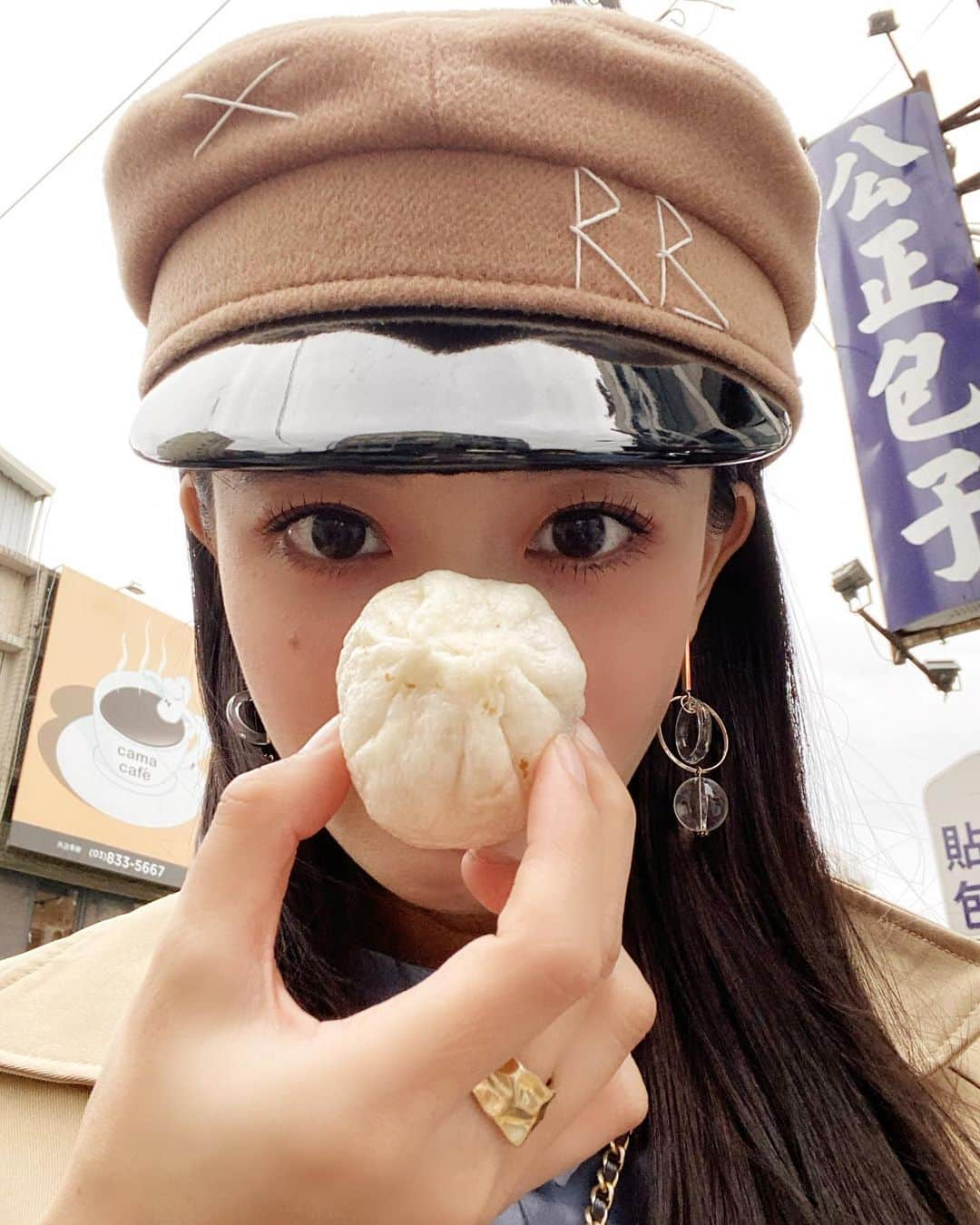 Kerinaさんのインスタグラム写真 - (KerinaInstagram)「. 花蓮美食大pk😁 之前在限時動態問了大家包子覺得哪家比較好吃 公正vs周家 結果是53:47 不過也有很多人說公正吃包子，周家吃蒸餃 但也有人說當地人其實都不吃（笑）  這次要來票選正宗包心粉圓vs五霸焦糖包心粉圓 我個人是覺得兩家口味不太一樣 正宗包心粉圓用料比較單純 在ㄔㄨㄚˋ冰上面淋焦糖醬跟煉乳 料是另外放，我覺得它的包心粉圓真的很好吃又Q👍🏻  另外旁邊的五霸焦糖包心粉圓 我們點了1號五霸包心粉圓焦糖煉乳刨冰 外觀看起來很像菠蘿麵包 也是刨冰上面淋焦糖跟煉乳 裡面還有仙草跟包心粉圓 包心粉圓好像有隨機幾個不同口味 但因為我們是一起分食的所以覺得吃不太出來😂 焦糖帶點苦苦焦焦的香氣 搭配仙草一起吃其實還滿特別的 可惜包心粉圓有點太軟沒有Q勁  這兩家也是網路上各有支持者 有沒有人兩家都吃過的 好奇大家比較喜歡哪一家～  #kerinahsuehinhualien  #花蓮美食」11月8日 22時46分 - kerina_hsueh